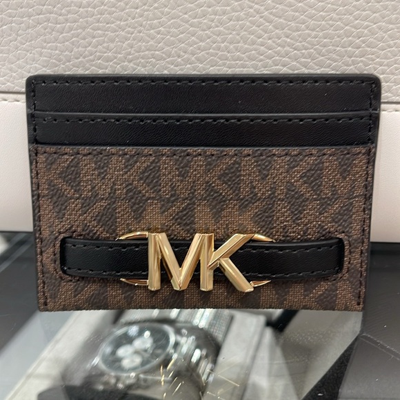 MICHAEL KORS
Reed Large Card Holder Case Wallet
Brown /Black MK Signature
NWT - Picture 15 of 16